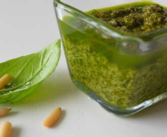 Hjemmelavet pesto med basilikum og pinjekerner