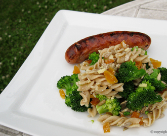 Fuldkorns pastasalat med broccoli og abrikos