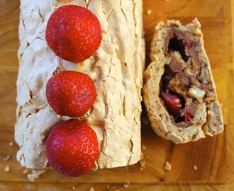 Sprød lakridsmarengsroulade med chokoladeganache og jordbær