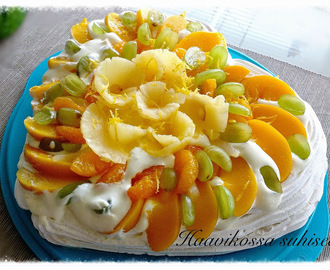 Hedelmäpavlova, suklaakakku ja vadelmamelba