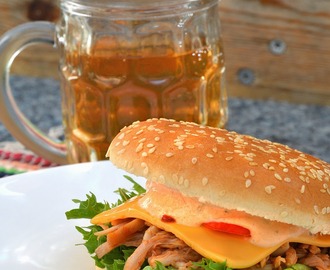 Nyhtökanaburgeri + BBQ-kastike