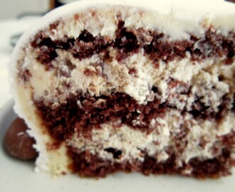 Suklaatäytteinen kakku vaahtokarkkimassalla
