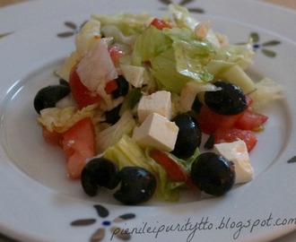 Ateriakokonaisuus: kreikkalainen salaatti + risotto + uunijäätelö