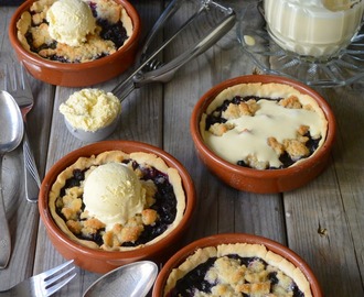 Blueberry Crumble Pies - Pienet mustikkapiiraat murupäällisellä