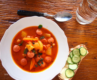 Keitoilla lämmitellään Brasiliankin talvessa - tomaattinen nakkikeitto