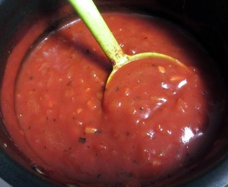 Tomaatti- ja valkosipulikastike kebabille