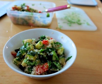 Salaatti kvinoasta ja grillatuista kasviksista