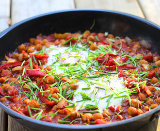 Shakshuka sinihomejuustolla ja pitaleivät