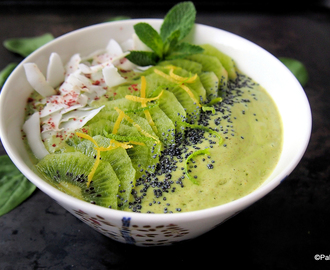 Keväisen raikas smoothie bowl: Mango-lime-minttu