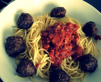 Lihapullia, pastakastiketta ja spagettia!