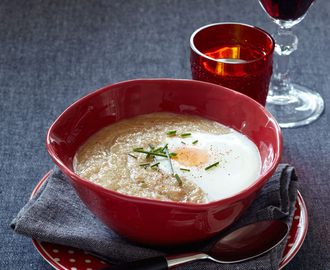 Sakea valkosipulikeitto (Sopa de ajos)