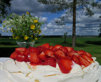 Pavlova mansikoilla ja limesiirapilla- juhannuspöydän kuningatar