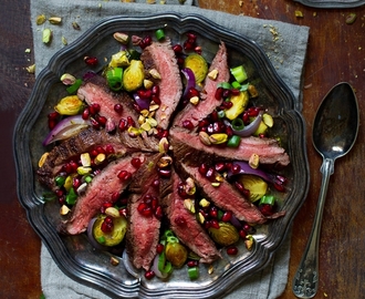 Jouluinen salaatti paahdetulla ruusukaalilla, piparkakkumaustetulla flank steakillä ja glögisiirappidressingillä (gluteeniton, maidoton, kosher)