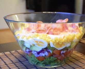 Suuri kulho Super Bowl salaattia