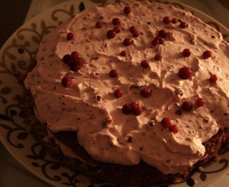 Valkosuklaa-puolukka kakku