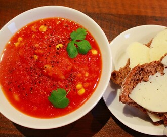 Tomaatti loves porkkana: Porkkanalla höystetty tomaattikeitto ja soijablognese
