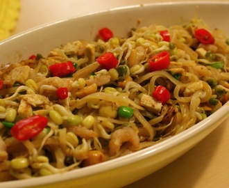 Pad Thai (paistettua nuudelia ja katkarapuja)