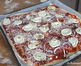 Hyvän pizzan salaisuus: itse valmistettu pizzapohja ja tomaattikastike