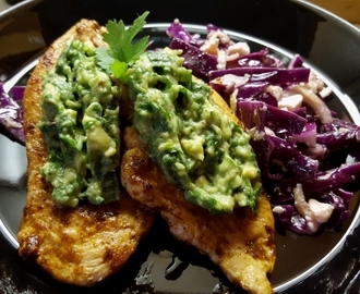Kananrintaa avokadosalsalla & feta-punakaalisalaattia – chicken breast with avocado salsa & red cabbage salad with feta