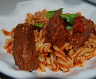 Italialaista kotiruokaa: ragù di carne - tomaattinen lihakastike
