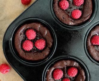 Molten chocolate cakes with raspberries