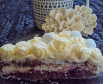 Lauantain iloksi ihanaa suklaatäytekakkua kirsikkahillo- ja vaniljakreemitäytteella:)