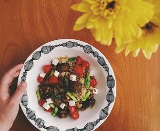Arkiruokaa: Lämmin kvinoasalaatti linsseillä, falafelpyöryköillä ja parsalla