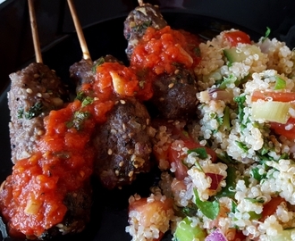 Mausteiset karitsa-kebakot tomattikastikkeella – spicy lamb kebabs with tomato sauce