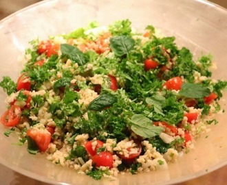 Tabblouleh salaatti - raikas yhdistelmä bulguria, yrttejä ja tomaatteja