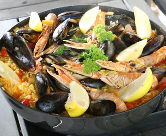 Paella - meren herkkuja ja kanankoipia pihatulilla