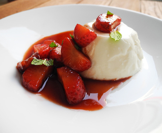 Panna Cotta with Balsamic Strawberries / Panna cotta s jagodama u balzamičnom octu / Panna cotta balsamietikka mansikoiden kera