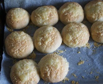 Ostfrallor, cheesy bread rolls, juustosämpylät