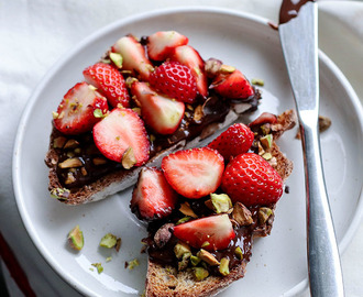 Suklaa–mansikka-toast | Chocolate and strawberry toast