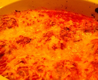 Lihapullat tomaattikastikkeessa.