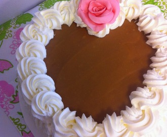 Ystävänpäivän kinuskinen täytekakku / Valentine's Day Cake