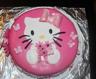 Pinkki Hello Kitty-kakku