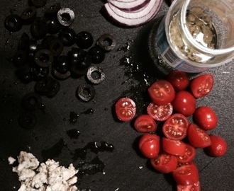 Aurajuustoleipä (+punasipuli,oliivi,valkosipuli ja minitomaatti)