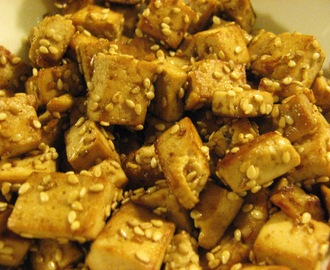 Seesam-tofu salaatissa