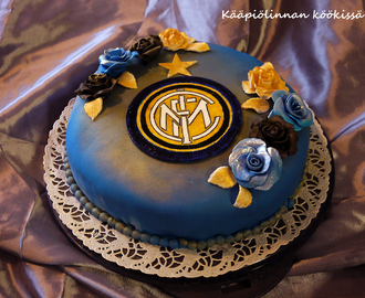 Surprise, surprise! - yllärisynttäreiden Inter Milan-kakku punaherukka- ja kinuskitäytteellä