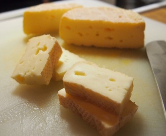 Parmankinkkuun käärittyä Taleggio -juustoa ja minttu-melonisalaattia