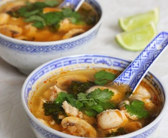 Happaman tulinen tom yam -kanakeitto