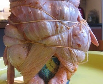 Beer Butt Chicken – Tölkkipersekana – Broileri, jolla on tölkki siellä.