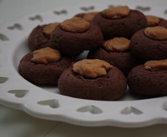 Chocolate Peanut Butter Cups (Kaakao-maapähkinävoipikkuleivät)