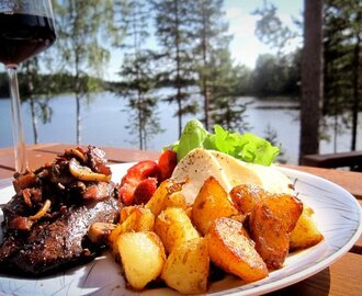 Hevosen sisäfileetä, mansikka-mozzarellasalaattia, paistetut perunat ja sipuli-sienipaistosta