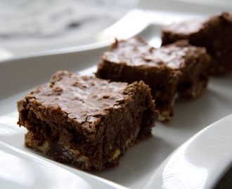 Triplasuklaabrowniet (eli Nigella Lawsonin triple chocolate brownies)