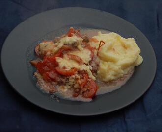 Rumaa mutta hyvää: tomaatilla ja ja juustolla höystetty jauhelihalaatikko