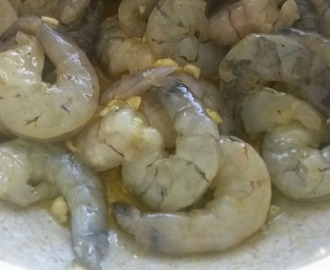 Valkosipulimarinoidut grillatut jättikatkaravunpyrstöt, quinoa-mansikka-roquefortsalaatti