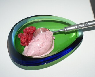 Hallonglass, raspberry ice cream, vadelmajäätelö