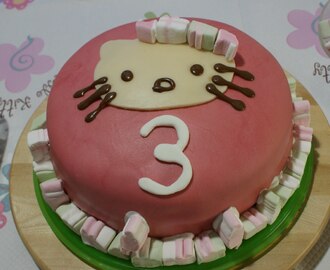 Joulu Hello Kitty täytekakku - Jôulu Hello Kitty tort