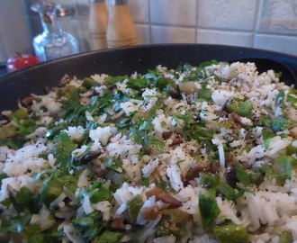 Pittabalanserande stekt ris med champinjoner
